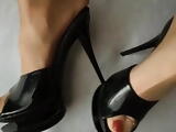 FEET NYLONS HIGH HEELS